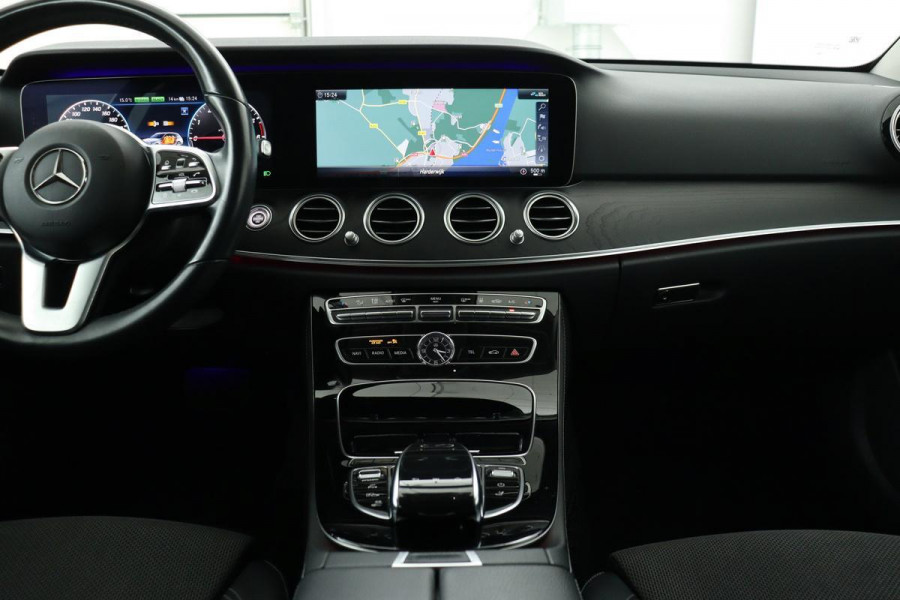 Mercedes-Benz E-Klasse 300de AMG Night | Adaptive cruise | Burmester Sound | Stoelverwarming | Keyless | Carplay | Sfeerverlichting | Camera | Widescreen | Navigatie