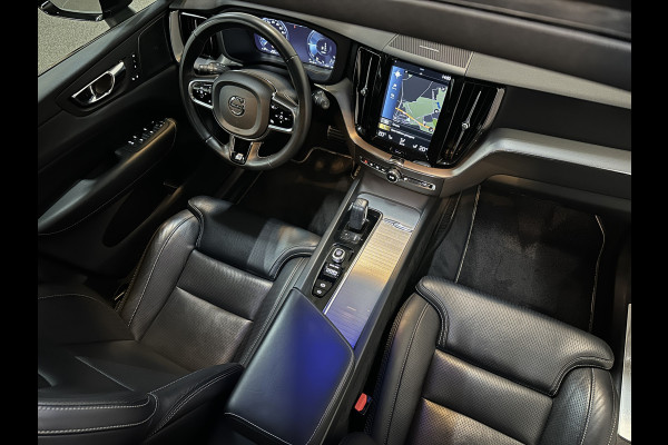 Volvo XC60 2.0 T8 AWD R-Design | Panorama | Massage | ACC | Stoelventilatie | Harman-Kardon | Pilot-Assist | Keyless-Entry | Memory | Leder | LED | Voorruit Verwarming | Sportstoelen | Carplay | Camera | Getint Glas | 19'' | E-Achterklep |