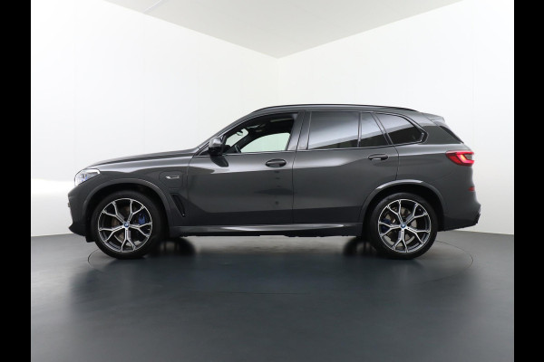 BMW X5 XDrive45e M SPORT VAN: 79.900,- VOOR: 73.877,- EINDEJAARSVOORDEEL: 6.023,- | INDIVIDUAL INT.| ACTIVE STEERING |B&W audio