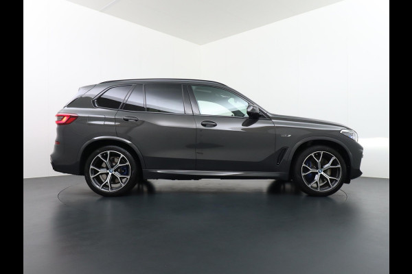 BMW X5 XDrive45e M SPORT VAN: 79.900,- VOOR: 73.877,- EINDEJAARSVOORDEEL: 6.023,- | INDIVIDUAL INT.| ACTIVE STEERING |B&W audio