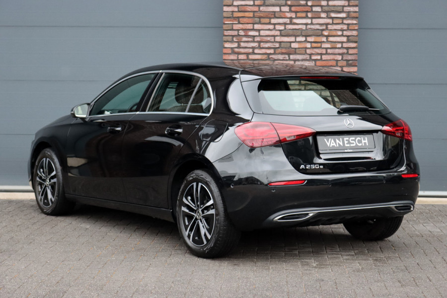 Mercedes-Benz A-Klasse 250 e Luxury Line Aut8 | Facelift | Widescreen | Camera | Stoelverwarming | Zitcomfortpakket | DAB | Apple Carplay/Android Auto | Cruise Control |