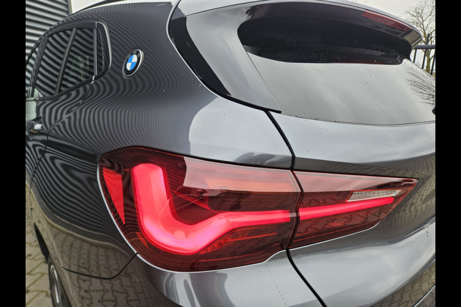 BMW X2 xDrive20i M Sport 192 pk Dealer O.H | Panodak | Lederen Sportstoelen & Memory | Apple Carplay | Head Up | Camera |Stuurverwarming | Sfeerverlichting | 19"L.M | DAB |