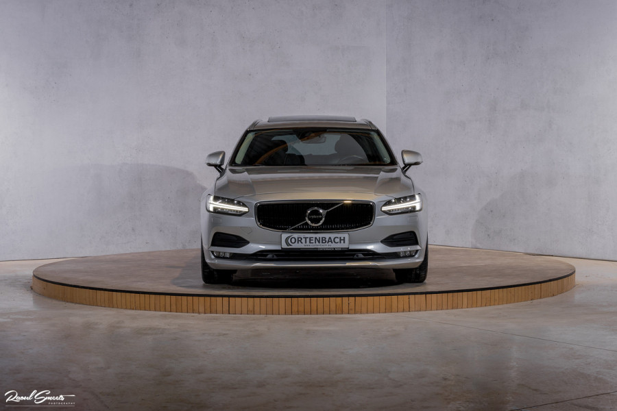 Volvo V90 2.0 T4 Momentum Pro | Zwenkbare trekhaak | Panorama | Adaptieve cruise