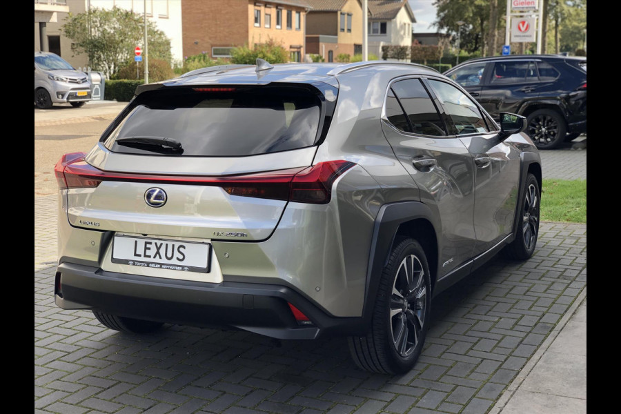 Lexus UX 250h 184pk Preference Line | Dodehoekherkenning, Parkeersensoren, Keyless, 18 inch, CarPlay, Stoel + Stuurverwarming