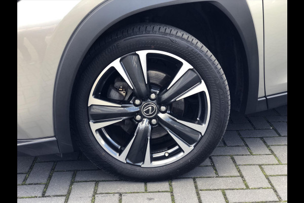 Lexus UX 250h 184pk Preference Line | Dodehoekherkenning, Parkeersensoren, Keyless, 18 inch, CarPlay, Stoel + Stuurverwarming