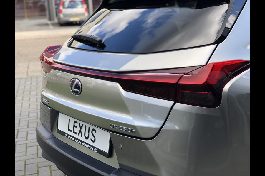 Lexus UX 250h 184pk Preference Line | Dodehoekherkenning, Parkeersensoren, Keyless, 18 inch, CarPlay, Stoel + Stuurverwarming