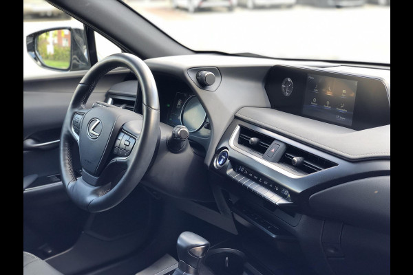 Lexus UX 250h 184pk Preference Line | Dodehoekherkenning, Parkeersensoren, Keyless, 18 inch, CarPlay, Stoel + Stuurverwarming