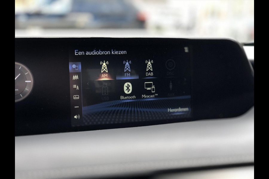 Lexus UX 250h 184pk Preference Line | Dodehoekherkenning, Parkeersensoren, Keyless, 18 inch, CarPlay, Stoel + Stuurverwarming