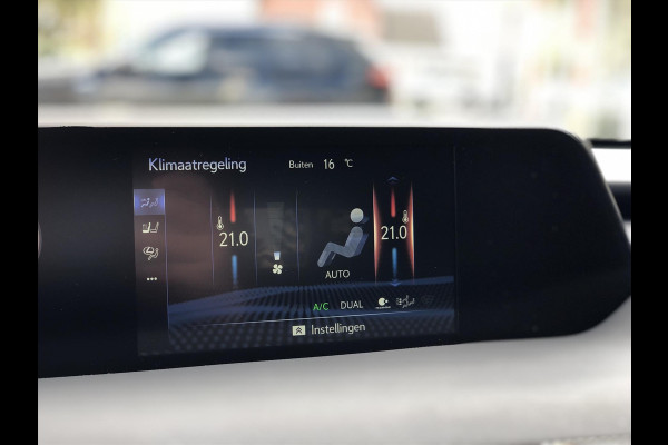 Lexus UX 250h 184pk Preference Line | Dodehoekherkenning, Parkeersensoren, Keyless, 18 inch, CarPlay, Stoel + Stuurverwarming