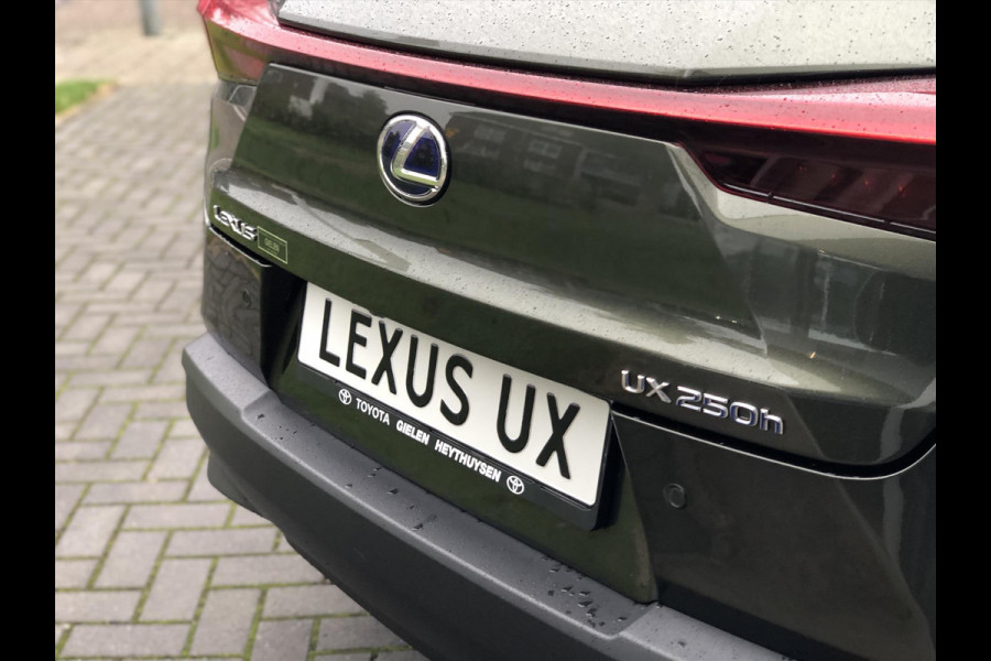 Lexus UX 250h 184pk Preference Line | Dodehoekherkenning, Parkeersensoren, Keyless, 18 inch, CarPlay, Stoel + Stuurverwarming