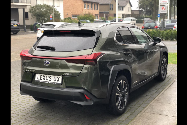 Lexus UX 250h 184pk Preference Line | Dodehoekherkenning, Parkeersensoren, Keyless, 18 inch, CarPlay, Stoel + Stuurverwarming