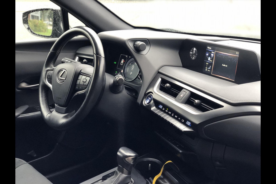 Lexus UX 250h 184pk Preference Line | Dodehoekherkenning, Parkeersensoren, Keyless, 18 inch, CarPlay, Stoel + Stuurverwarming