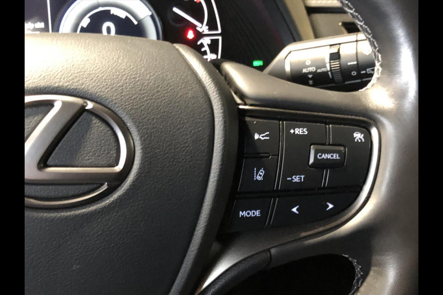 Lexus UX 250h 184pk Preference Line | Dodehoekherkenning, Parkeersensoren, Keyless, 18 inch, CarPlay, Stoel + Stuurverwarming