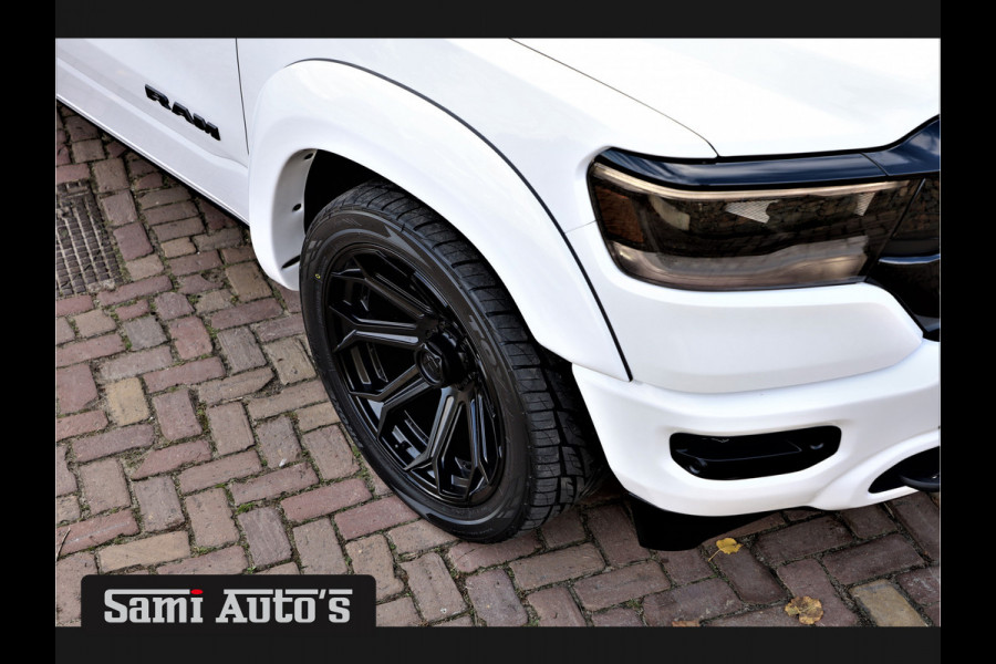 Dodge Ram 1500 LARAMIE NIGHT | BOM VOL | LPG | HUD | VIRTUAL | LUCHTVERING | DEKSEL | PANORAMADAK | BRIGHT WIHTE | 5.7 V8 HEMI 402PK 4x4 | CREWCAB 5 PERSOONS | GRIJSKENTEKEN | VOORRAAD NR 2147 - 4802