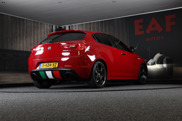 Alfa Romeo Giulietta 1.750 Turbo Veloce / 241 PK / AUT / Navi / Ecc / Cruise Control / BOSE / F1 / Schaalstoelen / Xenon / 18 Inch