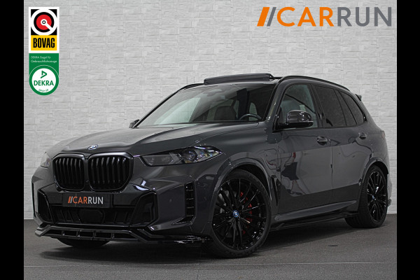 BMW X5 xDrive50e M-Performance Seats | M-Sport Pro | 360 View | Panorama | B&W High-End | Massage | Stoelventilatie | Head-Up | Dravit Grey | Carbon | Memory | Stoelverwarming V+A | 4-Zone Cima | Keyless-Entry | 22'' | Leder Indiv. | Trekhaak | Iconic Glow | Zonwering | Luchtvering | Draadloos Laden | Carplay |