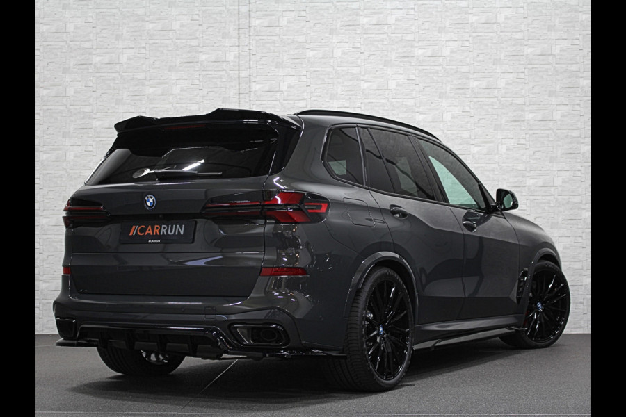 BMW X5 xDrive50e M-Performance Seats | M-Sport Pro | 360 View | Panorama | B&W High-End | Massage | Stoelventilatie | Head-Up | Dravit Grey | Carbon | Memory | Stoelverwarming V+A | 4-Zone Cima | Keyless-Entry | 22'' | Leder Indiv. | Trekhaak | Iconic Glow | Zonwering | Luchtvering | Draadloos Laden | Carplay |