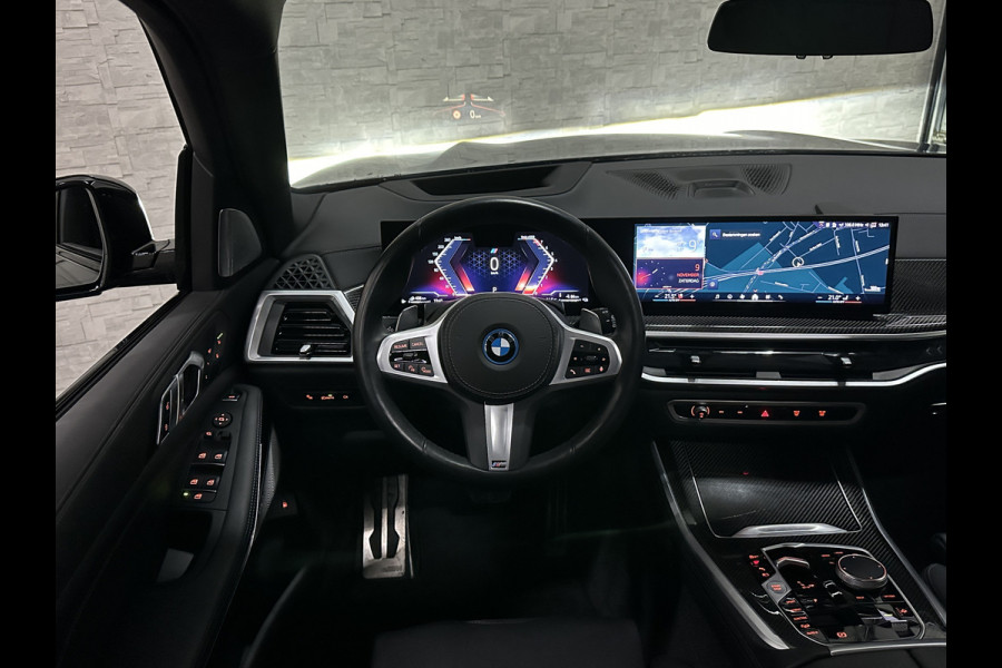 BMW X5 xDrive50e M-Performance Seats | M-Sport Pro | 360 View | Panorama | B&W High-End | Massage | Stoelventilatie | Head-Up | Dravit Grey | Carbon | Memory | Stoelverwarming V+A | 4-Zone Cima | Keyless-Entry | 22'' | Leder Indiv. | Trekhaak | Iconic Glow | Zonwering | Luchtvering | Draadloos Laden | Carplay |