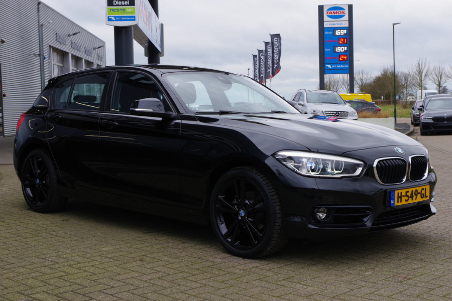 BMW 1-serie 118i 136 PK Automaat Executive, Xenon, Navigatie, Sportstoelen, 18" LM