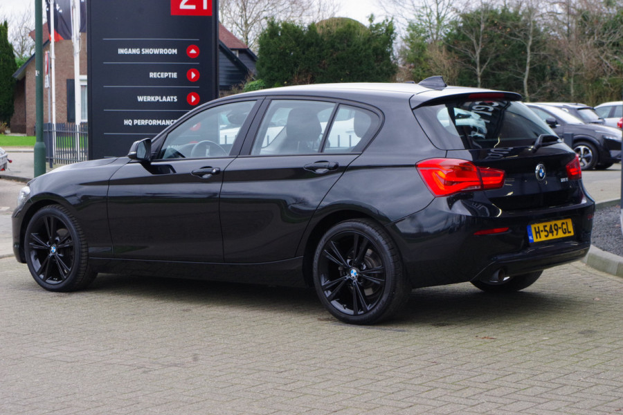 BMW 1-serie 118i 136 PK Automaat Executive, Xenon, Navigatie, Sportstoelen, 18" LM