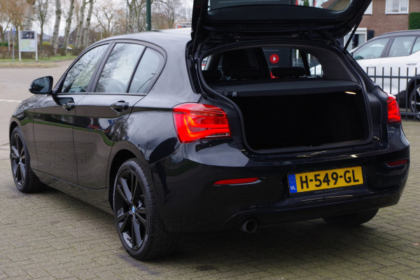 BMW 1-serie 118i 136 PK Automaat Executive, Xenon, Navigatie, Sportstoelen, 18" LM