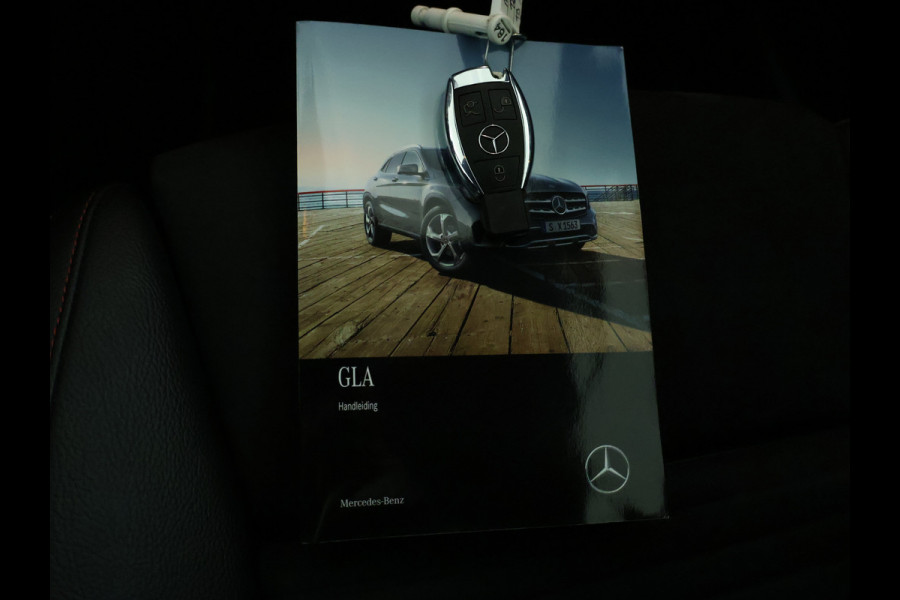 Mercedes-Benz GLA 180 Business Solution AMG | 5 spaaks lichtmetalen velgen | Trekhaak | Navigatie | Parking support | Panoramadak | Trekhaak |