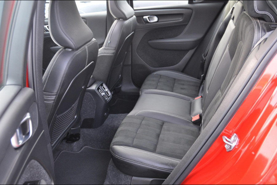 Volvo XC40 P8 408PK Automaat Recharge AWD R-Design / Elektrisch verstelbare stoelen met geheugen / BLIS / Panoramisch schuif-kanteldak / Semi automatische trekhaak / Google infotainment / Harman Kardon / 360 Camera / Keyless Entry / Adoptieve cruise control met pilot assist /