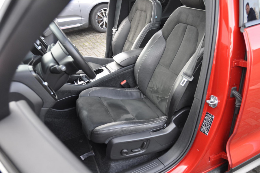 Volvo XC40 P8 408PK Automaat Recharge AWD R-Design / Elektrisch verstelbare stoelen met geheugen / BLIS / Panoramisch schuif-kanteldak / Semi automatische trekhaak / Google infotainment / Harman Kardon / 360 Camera / Keyless Entry / Adoptieve cruise control met pilot assist /