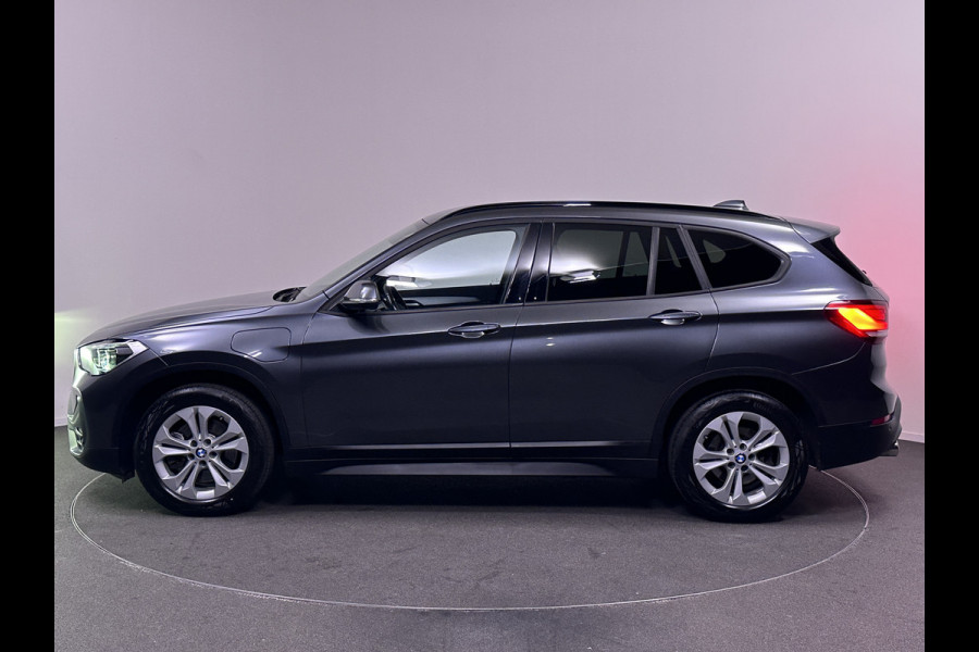 BMW X1 xDrive25e Sportline Plug in Hybrid | PHEV | Head-up Display | Camera | Navigatie | Sportstoelen Verwarmd | Led |