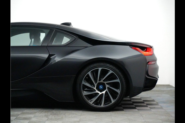 BMW i8 Coupe 375pk (dealer-onderhouden,NL geleverd,carbon,head-up,leer,laser)