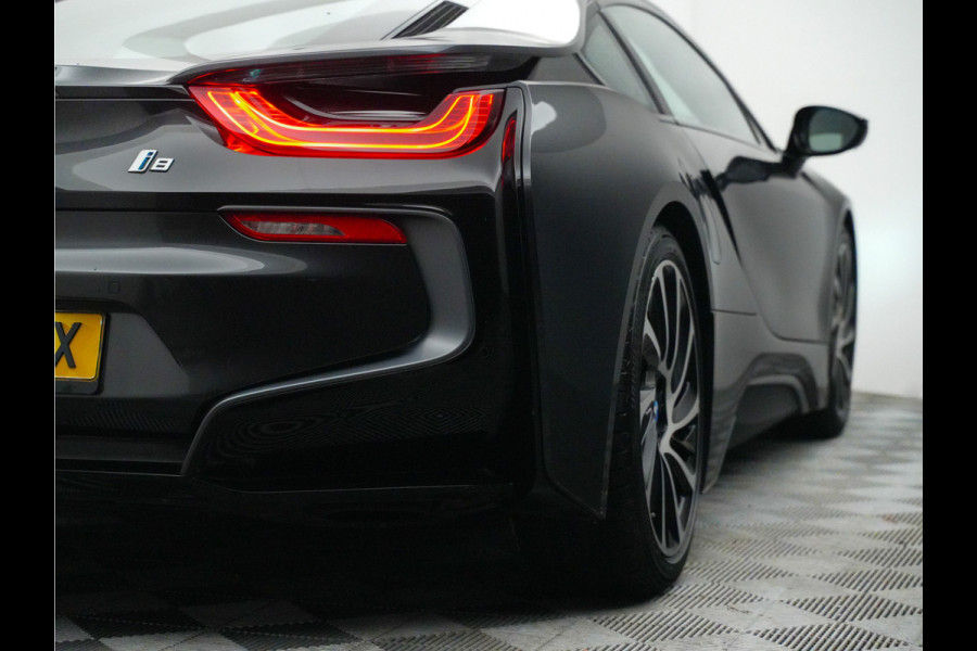 BMW i8 Coupe 375pk (dealer-onderhouden,NL geleverd,carbon,head-up,leer,laser)