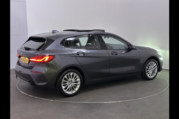 BMW 1-serie 118i Sportline 140pk Dealer O.H | Panodak | Apple Carplay | Sportstoelen Verwarmd | DAB | Sfeerverlichting | 17"L.M | Navi Full Map |