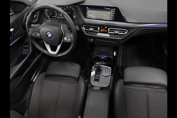 BMW 1-serie 118i Sportline 140pk Dealer O.H | Panodak | Apple Carplay | Sportstoelen Verwarmd | DAB | Sfeerverlichting | 17"L.M | Navi Full Map |