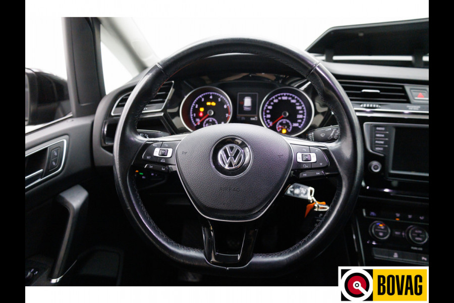 Volkswagen Touran 1.2 TSI Highline 111 PK Trekhaak, Climate control, Adap. Cruise, All season banden, Extra getint glas