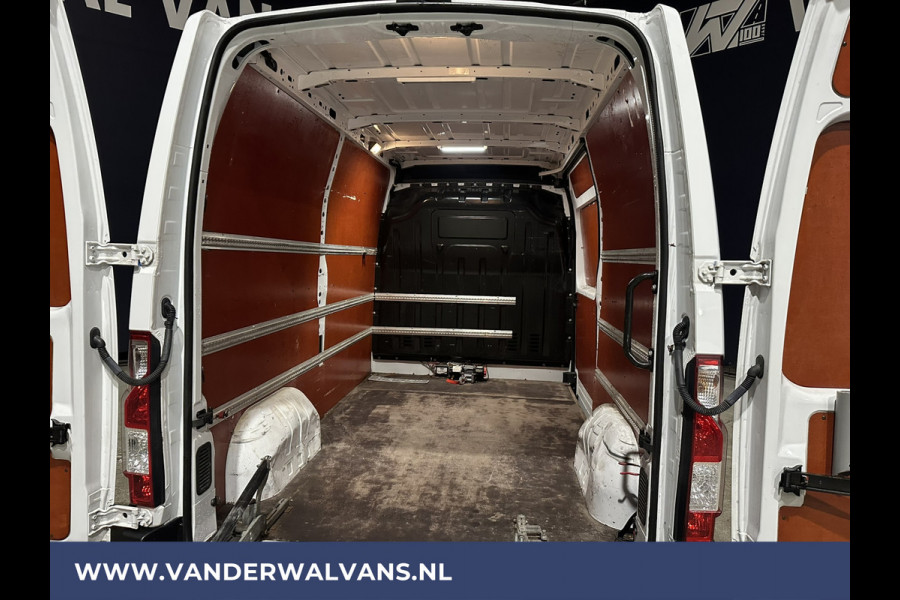 Renault Master 2.3dCi 136pk L2H2 Euro6 Airco | LED | Navigatie | 2500kg Trekhaak cruisecontrol, parkeersensoren, oprijplaat, bijrijdersbank