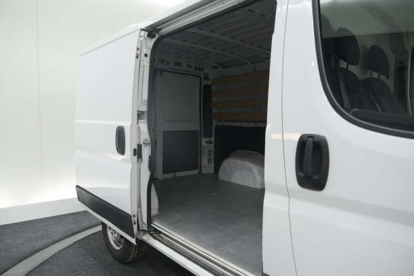 Peugeot Boxer 330 2.2 BlueHDi 120 L1H1 Premium | Trekhaak | Camera | Betimmering Laadruimte | Navigatie