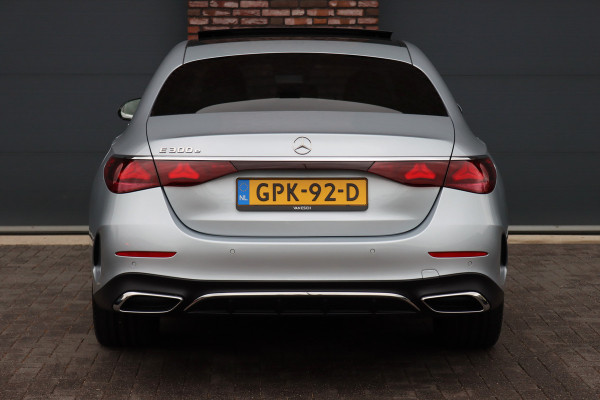 Mercedes-Benz E-Klasse 300 e AMG Line Aut9 | Widescreen | Distronic Pro | Trekhaak | Digital Light | Panoramadak | Keyless Go | Surround Camera | Augmented Reality | Dodehoekassistent |