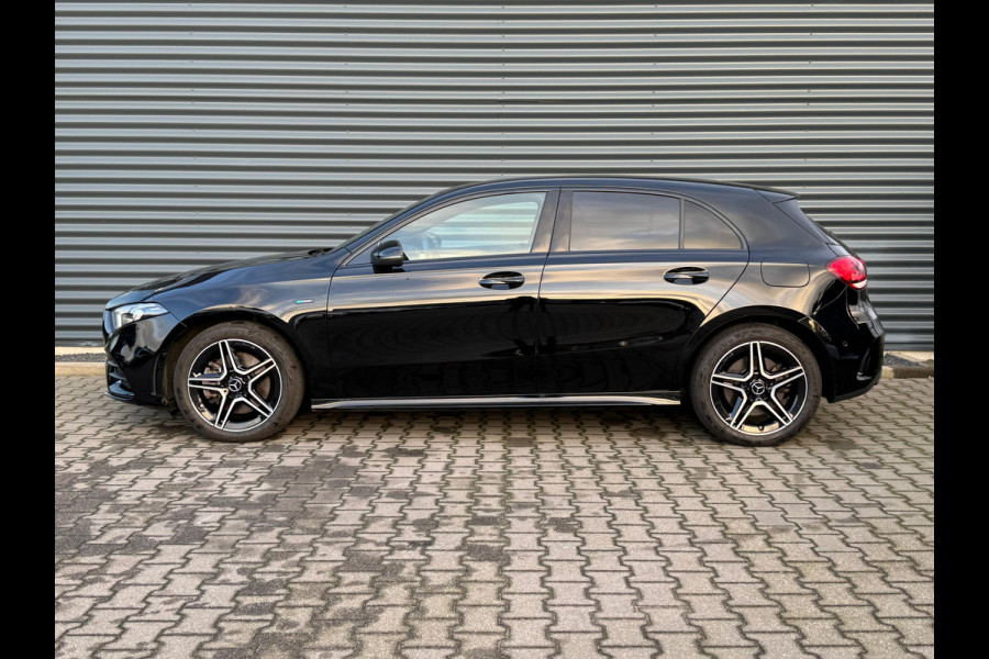 Mercedes-Benz A-Klasse 250 e AMG Night Edition Plug In Hybrid PHEV | Camera | Sfeerverlichting | Apple Carplay | Alcantara Sportstoelen Verwarmd | Sportstuur | 18"L.M |