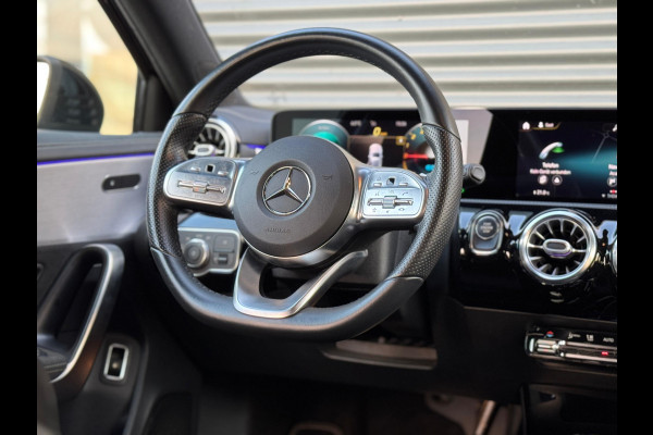 Mercedes-Benz A-Klasse 250 e AMG Night Edition Plug In Hybrid PHEV | Camera | Sfeerverlichting | Apple Carplay | Alcantara Sportstoelen Verwarmd | Sportstuur | 18"L.M |