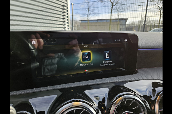 Mercedes-Benz A-Klasse 250 e AMG Line Plug In Hybrid PHEV | Widescreen Navi | Camera | Sfeerverlichting | Apple Carplay | Alcantara Sportstoelen Verwarmd | DAB |