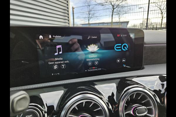 Mercedes-Benz A-Klasse 250 e AMG Line Plug In Hybrid PHEV | Widescreen Navi | Camera | Sfeerverlichting | Apple Carplay | Alcantara Sportstoelen Verwarmd | DAB |