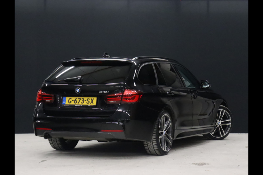 BMW 3 Serie Touring 318i M Sport Corporate Lease *WEEKAANBIEDING* [SCHUIFDAK, CAMERA, STOELVERWARMING, VOL. LEDER, PDC V+A, HUD, NAVIGATIE, CRUISE, CLIMATE, NIEUWSTAAT]