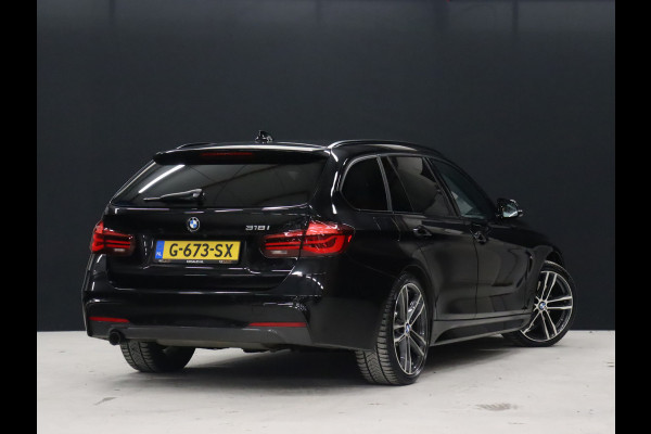 BMW 3 Serie Touring 318i M Sport Corporate Lease *WEEKAANBIEDING* [SCHUIFDAK, CAMERA, STOELVERWARMING, VOL. LEDER, PDC V+A, HUD, NAVIGATIE, CRUISE, CLIMATE, NIEUWSTAAT]