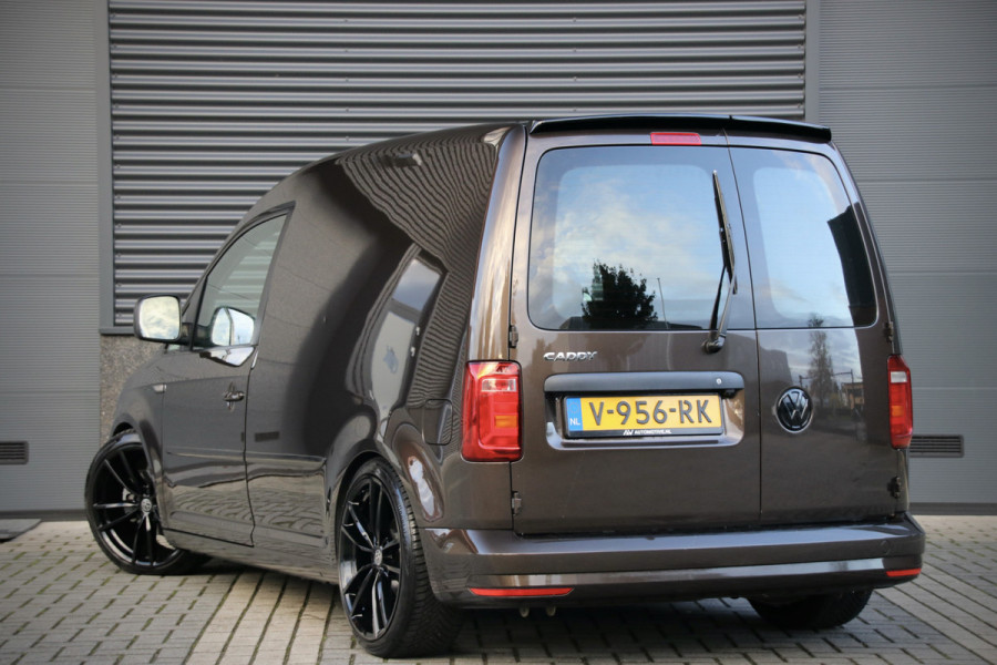 Volkswagen Caddy 2.0 TDI 180 PK | CarPlay | Camera | Cruise control | Trekhaak | AV Edition | Airco | Laadruimte bekleed | Dealer onderhouden | NL Auto | NAP