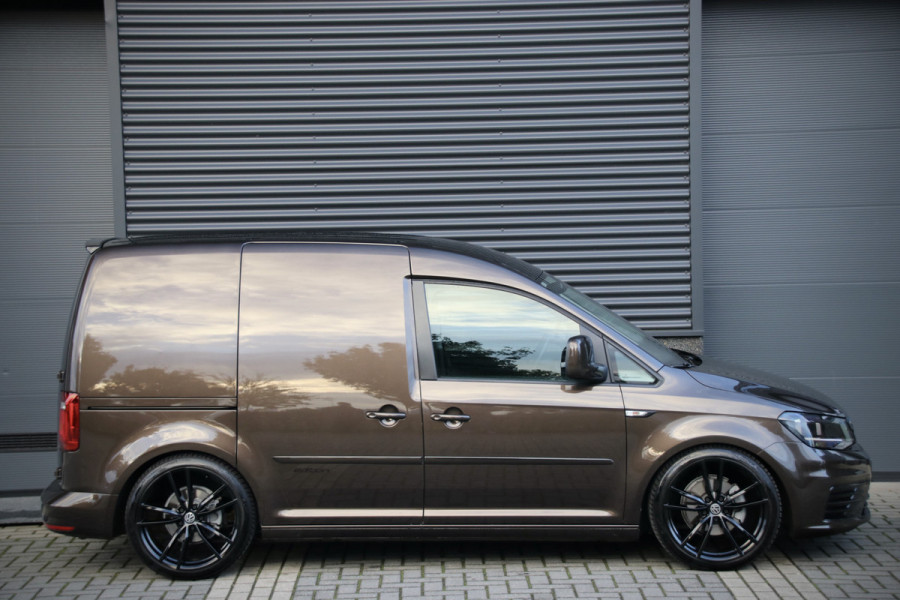 Volkswagen Caddy 2.0 TDI 180 PK | CarPlay | Camera | Cruise control | Trekhaak | AV Edition | Airco | Laadruimte bekleed | Dealer onderhouden | NL Auto | NAP