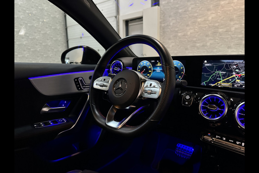 Mercedes-Benz A-Klasse 180 AMG-Line | Origineel NL | Panorama | Widescreen | Memory | Multibeam-LED | Keyless-Go | Sfeerverlichting | Dealer onderhouden | Night-Pakket | Carplay | Stoelverwarming | Camera | Lane Assist |