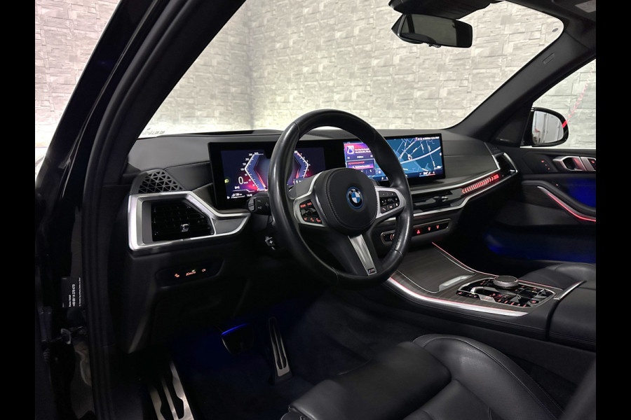 BMW X5 50e M-Performance Seats | M-Sport Pro | 360 View | Panorama | Individual Leder | Soft-Close | Stoelventilatie | Stoelverwarming V+A | Memory | Keyless-Entry | Trekhaak | 22'' | Iconic Glow | Luchtvering | Beker Koeling + Verwarming | Zonwering | Carplay | Draadloos Laden |