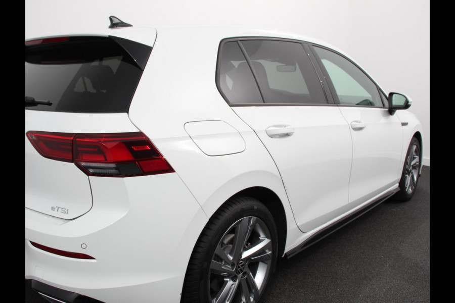 Volkswagen Golf 1.5 eTSI 150pk DSG R-Line | Panorama dak | Navigatie | Apple Carplay/Android Auto | Climate Control | Camera | Dab | Extra Getint Glas | Adaptive Cruise Control | Virtual Cockpit | Lichtmetalen Velgen