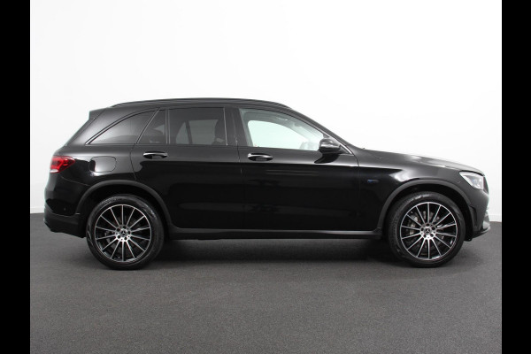 Mercedes-Benz GLC 300e 4MATIC Premium Plus AMG-Line | Climate control | Cruise control | Sfeerverlichting | Panorama dak | Afneembare trekhaak | Achteruitrij camera | LED | Voorstoelen verwarmt | Parkeersensoren