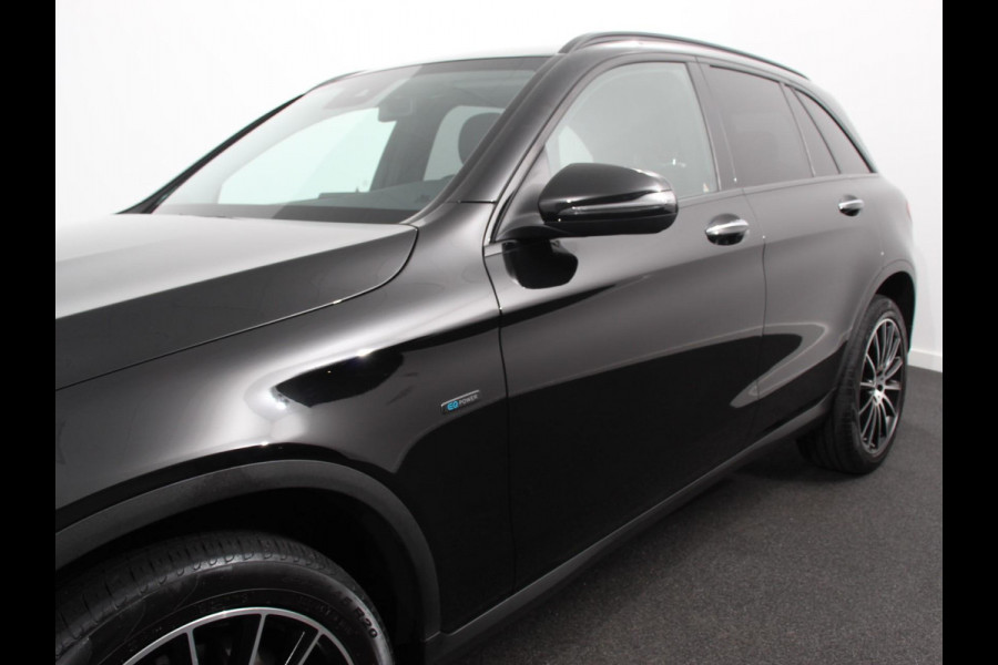 Mercedes-Benz GLC 300e 4MATIC Premium Plus AMG-Line | Climate control | Cruise control | Sfeerverlichting | Panorama dak | Afneembare trekhaak | Achteruitrij camera | LED | Voorstoelen verwarmt | Parkeersensoren